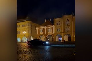 Řev motorů a kvílení pneumatik probudilo Jičín. Po srazu vytuněných aut zůstala zničená dlažba - Novinky